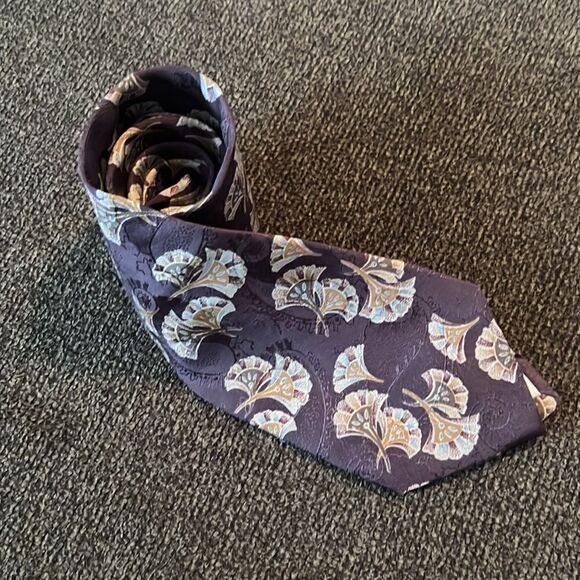 Valentino Italian 100% Silk Eggplant Purple Men’s Tie w/ Handheld Fan Design - Picture 2 of 16